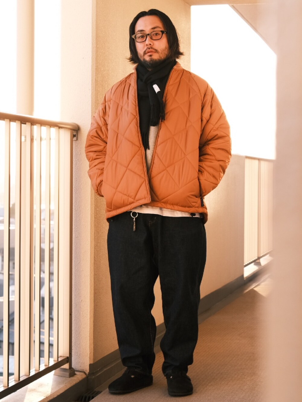 「子供が起きる前に早起きして自撮りおじさん、マフラー、キルティングジャケット、キルティング、デニム、スウェット、BEAMS、メガネ男子、オレンジ、オトナカジュアル、大人カジュアル」｜「白山眼鏡のアイテム（メガネ、ブラック系）」を使った、TAKASHI ITOさん（メンズ・169cm）の冬コーディネートの1枚目の写真