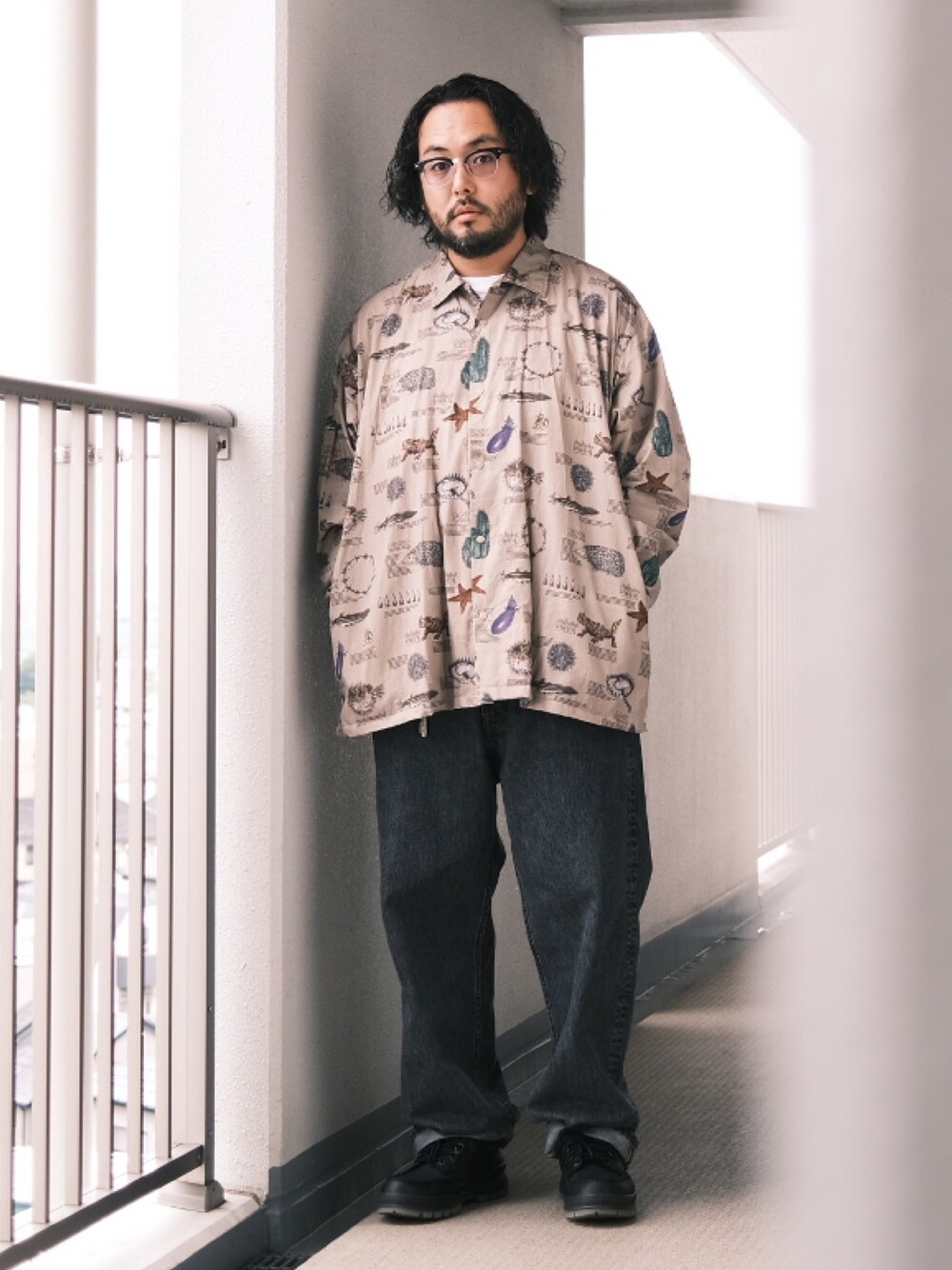 「子供が起きる前に早起きして自撮りおじさん、ブーツ、ベージュ、デニム、シャツスタイル、BEAMS、メガネ男子、大人カジュアル、オトナカジュアル、秋服まるっと大公開」｜「ECCOのECCO / TRACK25 MENS LOWCUT GTX（ブーツ、ブラック系）」を使った、TAKASHI ITOさん（メンズ・169cm）の秋コーディネートの1枚目の写真