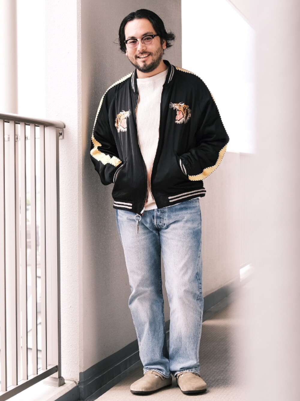 「子供が起きる前に早起きして自撮りおじさん、デニム、スカジャン、サーマル、レザーサンダル、オトナカジュアル、大人カジュアル、メガネ男子、BEAMS」｜「Sancaのアイテム（Tシャツ/カットソー、ベージュ系）」を使った、TAKASHI ITOさん（メンズ・169cm）の秋コーディネートの1枚目の写真