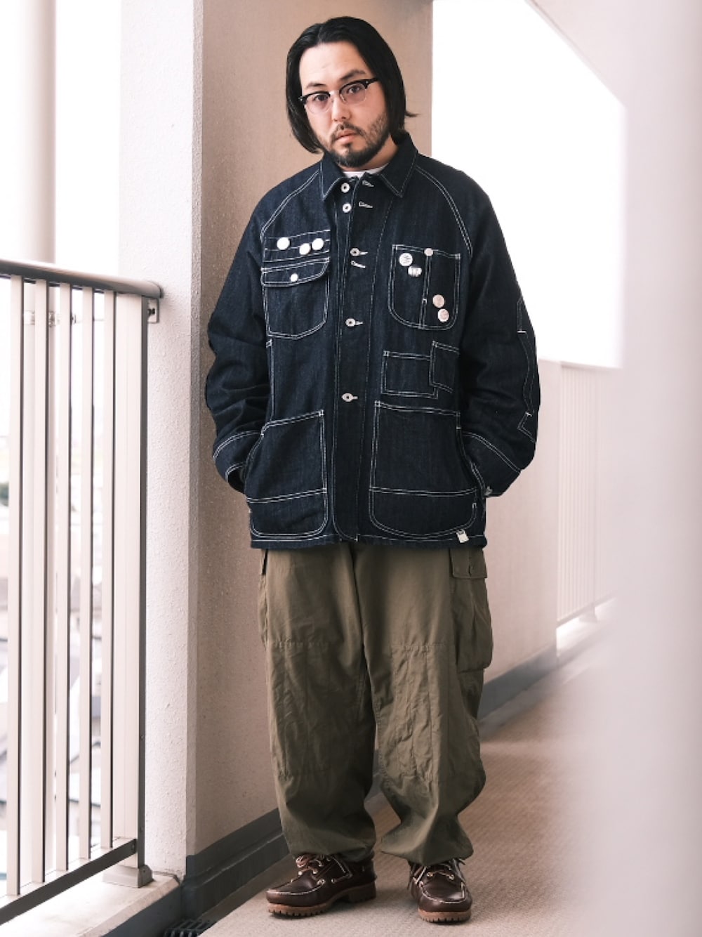 「子供が起きる前に早起きして自撮りおじさん、デニム、カバーオール、カーゴパンツ、スウェット、ブーツ、BEAMS、メガネ男子、大人カジュアル、オトナカジュアル」｜「SSZのアイテム（カバーオール、ブルー系）」を使った、TAKASHI ITOさん（メンズ・169cm）の春コーディネートの1枚目の写真