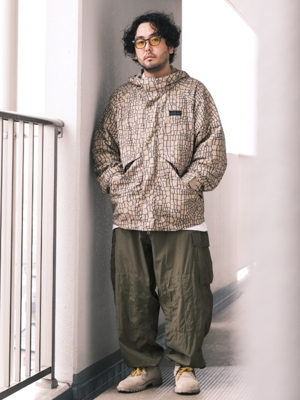 「子供が起きる前に早起きして自撮りおじさん、カーゴパンツ、ストリート、春服みてみて、休日スタイル、ベージュ、BEAMS、メガネ男子、大人カジュアル、オトナカジュアル」｜「WILD THINGSのアイテム（マウンテンパーカー、ベージュ系）」を使った、TAKASHI ITOさん（メンズ・169cm）の春コーディネートの1枚目の写真