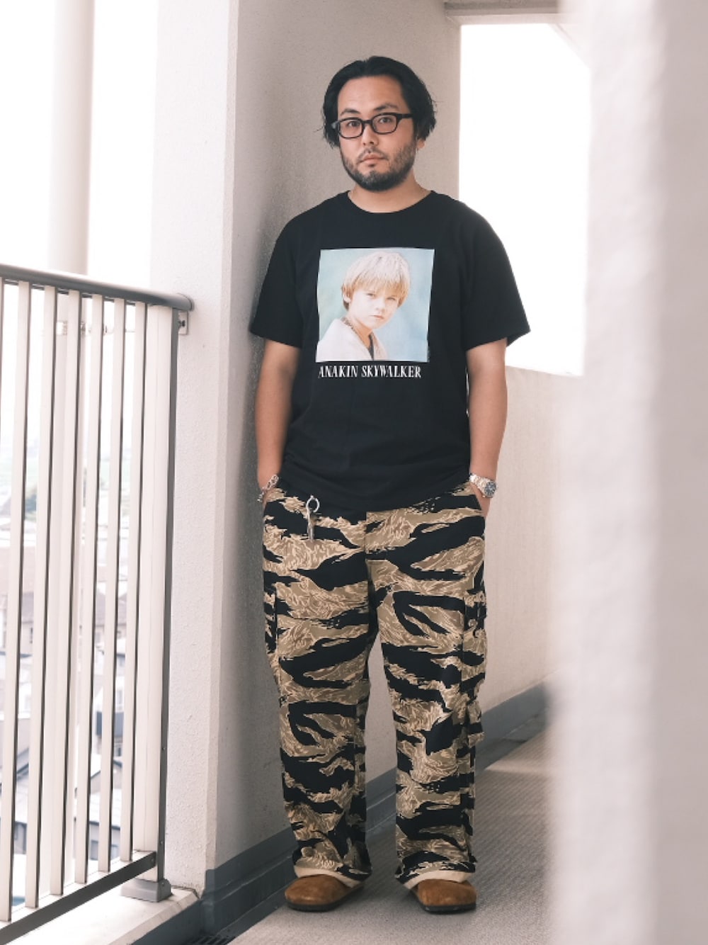 「子供が起きる前に早起きして自撮りおじさん、夏コーデ、テーマパークコーデ、カーゴパンツ、サンダル、BEAMS、メガネ男子、大人カジュアル」｜「白山眼鏡のアイテム（メガネ、ブラック系）」を使った、TAKASHI ITOさん（メンズ・169cm）の夏コーディネートの1枚目の写真
