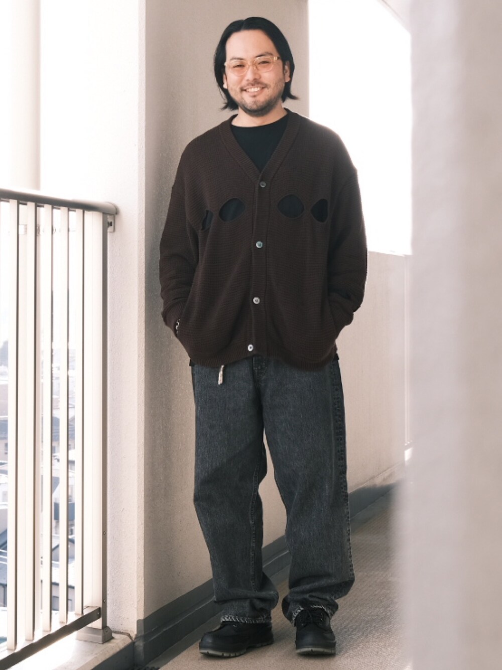 「カーディガン、子供が起きる前に早起きして自撮りおじさん、デニム、ブーツ、BEAMS、メガネ男子、オトナカジュアル、大人カジュアル」｜「白山眼鏡のアイテム（メガネ、ベージュ系）」を使った、TAKASHI ITOさん（メンズ・169cm）の春コーディネートの1枚目の写真