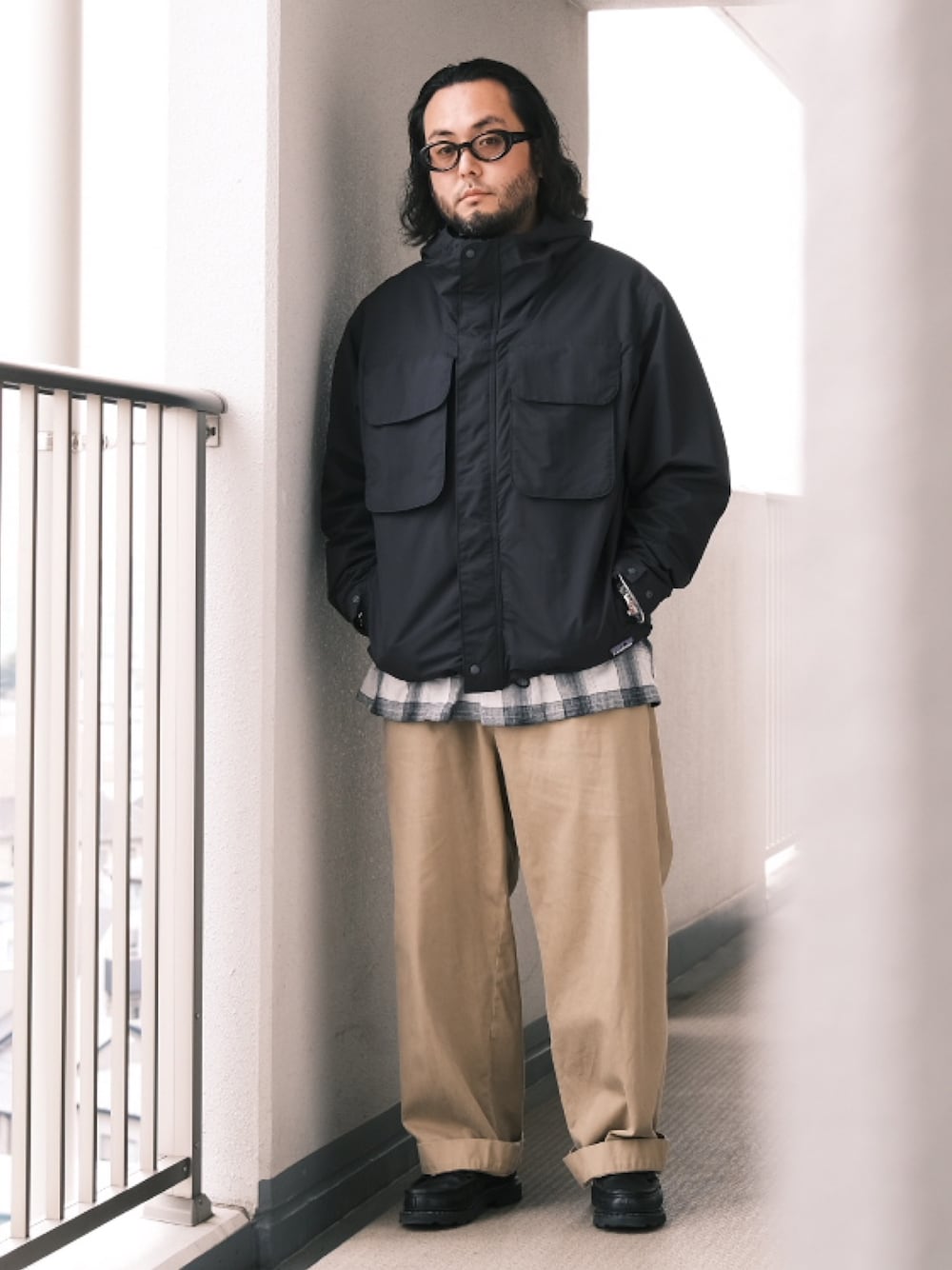 「子供が起きる前に早起きして自撮りおじさん、春のNewスタイル、ローファー、ストリート、シャツスタイル、マウンテンパーカ、チノパン、BEAMS、メガネ男子、オトナカジュアル、大人カジュアル」｜「白山眼鏡のアイテム（メガネ、ブラック系）」を使った、TAKASHI ITOさん（メンズ・169cm）の春コーディネートの1枚目の写真