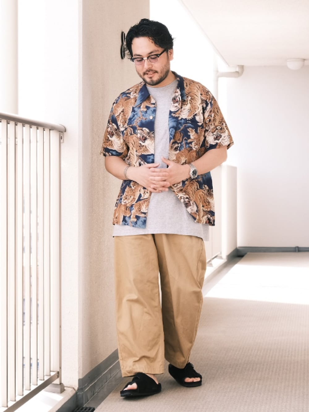 「子供が起きる前に早起きして自撮りおじさん、アロハシャツ、チノパン、初夏コーデ、夏、和柄、birkenstock、BEAMS、メガネ男子」｜「TAILOR TOYOのアイテム（シャツ/ブラウス、ブルー系）」を使った、TAKASHI ITOさん（メンズ・169cm）の春コーディネートの1枚目の写真