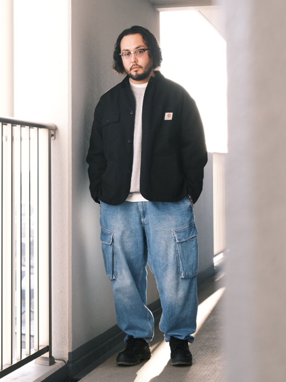 「子供が起きる前に早起きして自撮りおじさん、ファッションを楽しもう、デニム、カーゴパンツ、ストリート、ブーツ、スウェット、BEAMS、メガネ男子、大人カジュアル、オトナカジュアル」｜「白山眼鏡のアイテム（メガネ、ブラック系）」を使った、TAKASHI ITOさん（メンズ・169cm）の秋コーディネートの1枚目の写真