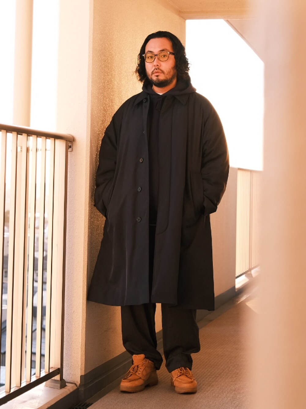 「子供が起きる前に早起きして自撮りおじさん、スウェット、パーカー、スラックス、ステンカラーコート、冬アウター、ブーツ、ストリート、BEAMS、メガネ男子、大人カジュアル、オトナカジュアル」｜「白山眼鏡のアイテム（メガネ、グレー系）」を使った、TAKASHI ITOさん（メンズ・169cm）の冬コーディネートの1枚目の写真