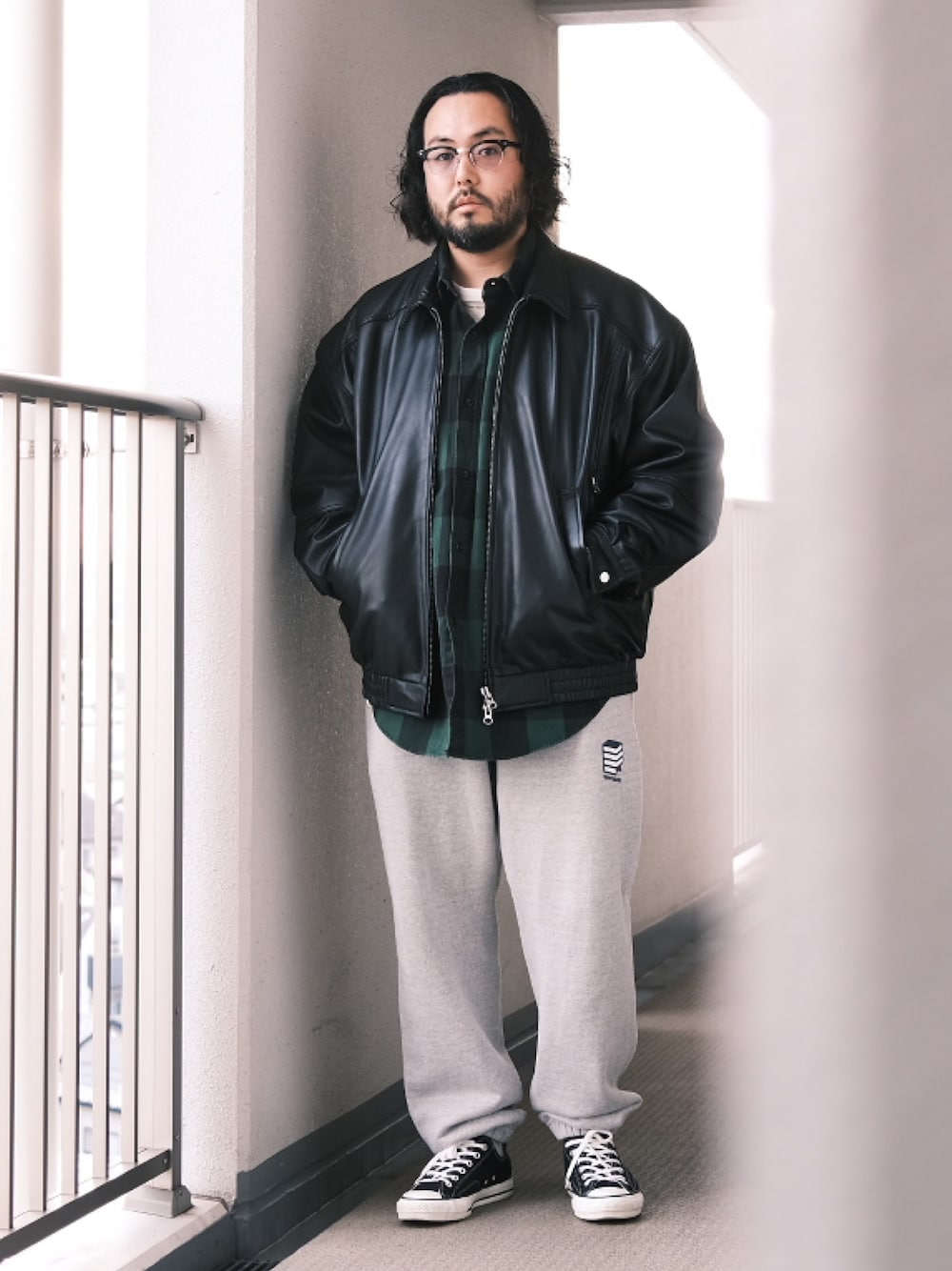 「子供が起きる前に早起きして自撮りおじさん、ストリート、スニーカー、スウェット、スウェットパンツ、レザー、レザージャケット、シャツスタイル、チェック、BEAMS、メガネ男子、大人カジュアル、オトナカジュアル」｜「白山眼鏡のアイテム（メガネ、ブラック系）」を使った、TAKASHI ITOさん（メンズ・169cm）の冬コーディネートの1枚目の写真