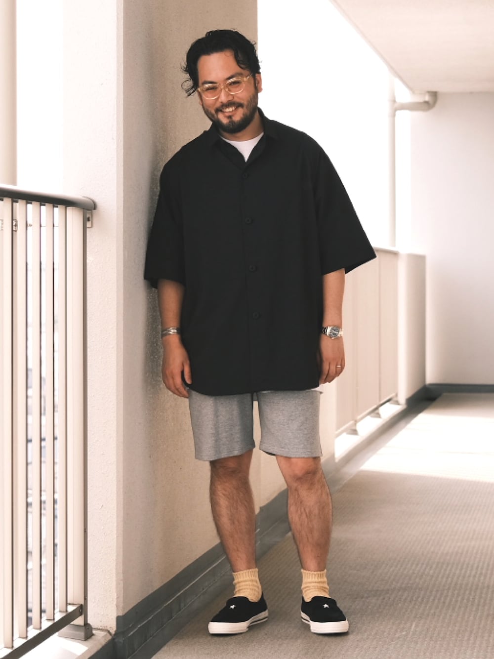 「子供が起きる前に早起きして自撮りおじさん、カラーソックス、白Tシャツ、ハーフパンツ、スウェット、TEATORA、converse、loopwheeler、NEXUSVII、メガネ男子」｜「TEATORAのアイテム（シャツ/ブラウス、ブラック系）」を使った、TAKASHI ITOさん（メンズ・169cm）の春コーディネートの1枚目の写真