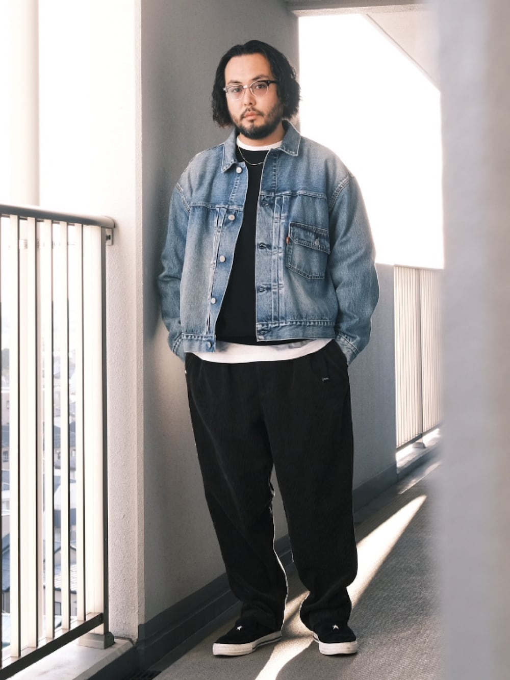 「子供が起きる前に早起きして自撮りおじさん、ファッションを楽しもう、デニム、コーデュロイ、ストリート、ローファー、デニムジャケット、スウェット、BEAMS、メガネ男子、大人カジュアル、オトナカジュアル」｜「AURALEEのアイテム（スウェット、ブラック系）」を使った、TAKASHI ITOさん（メンズ・169cm）の秋コーディネートの1枚目の写真