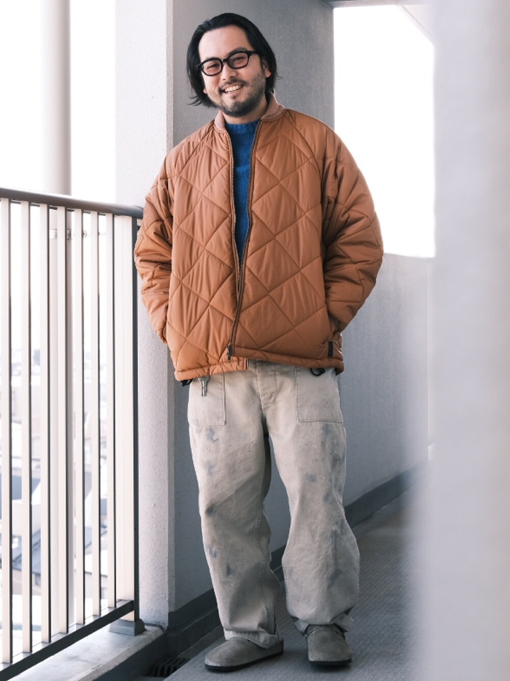 「子供が起きる前に早起きして自撮りおじさん、ニット、冬コーデ、ビッグシルエット、キルティングジャケット、レザーサンダル、メガネ男子、BEAMS、大人カジュアル、オトナカジュアル」｜「白山眼鏡のアイテム（メガネ、ブラック系）」を使った、TAKASHI ITOさん（メンズ・169cm）の冬コーディネートの1枚目の写真