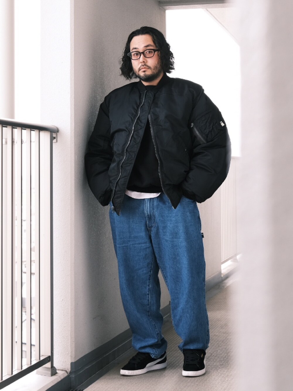 「子供が起きる前に早起きして自撮りおじさん、スウェット、スニーカー、デニム、冬アウター、ダウンジャケット、ストリート、休日コーデ、MA-1、BEAMS、メガネ男子、大人カジュアル、オトナカジュアル」｜「白山眼鏡のアイテム（メガネ、ブラック系）」を使った、TAKASHI ITOさん（メンズ・169cm）の冬コーディネートの1枚目の写真