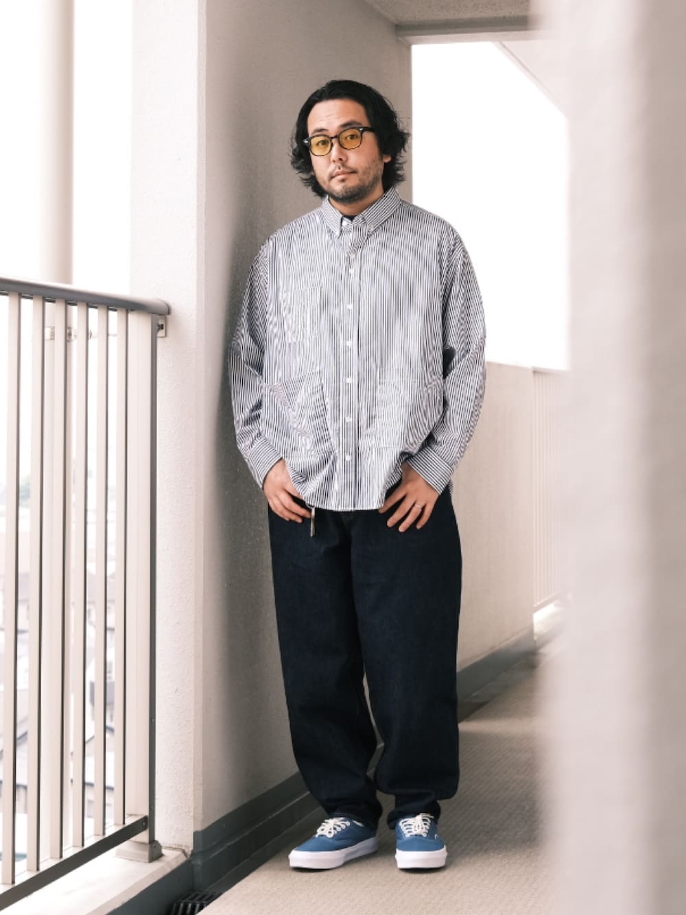 「子供が起きる前に早起きして自撮りおじさん、ストライプシャツ、シャツスタイル、デニム、夏コーデ、BEAMS、メガネ男子、スニーカー、大人カジュアル、オトナカジュアル」｜「白山眼鏡のアイテム（メガネ、グレー系）」を使った、TAKASHI ITOさん（メンズ・169cm）の夏コーディネートの1枚目の写真