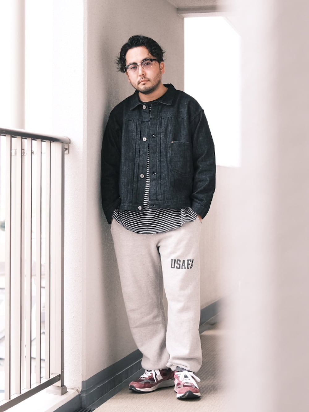 「子供が起きる前に早起きして自撮りおじさん、春服みてみて、シンプルコーデ、大人コーデ、ラフ、ボーダー、デニム、スウェットパンツ、メガネ男子」｜「Buzz Rickson'sのアイテム（スウェットパンツ、グレー系）」を使った、TAKASHI ITOさん（メンズ・169cm）の春コーディネートの1枚目の写真