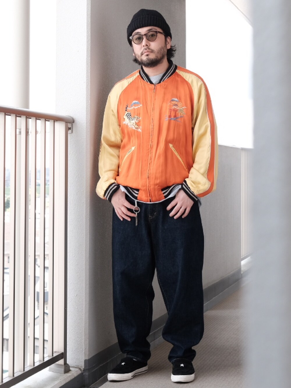 「子供が起きる前に早起きして自撮りおじさん、休日スタイル、メガネ男子、ニット帽、デニム、スニーカー、スカジャン、BEAMS、大人カジュアル、オトナカジュアル」｜「crepusculeのCrepuscule / Knit Cap（ニットキャップ/ビーニー、ブラック系）」を使った、TAKASHI ITOさん（メンズ・169cm）の春コーディネートの1枚目の写真