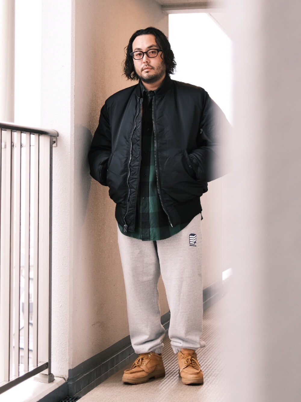 「子供が起きる前に早起きして自撮りおじさん、冬を彩る色いろコーデ、冬コーデ、スウェット、MA-1、冬アウター、シャツスタイル、ダウンジャケット、ブーツ、BEAMS、メガネ男子、大人カジュアル、オトナカジュアル」｜「白山眼鏡のアイテム（メガネ、ブラック系）」を使った、TAKASHI ITOさん（メンズ・169cm）の冬コーディネートの1枚目の写真