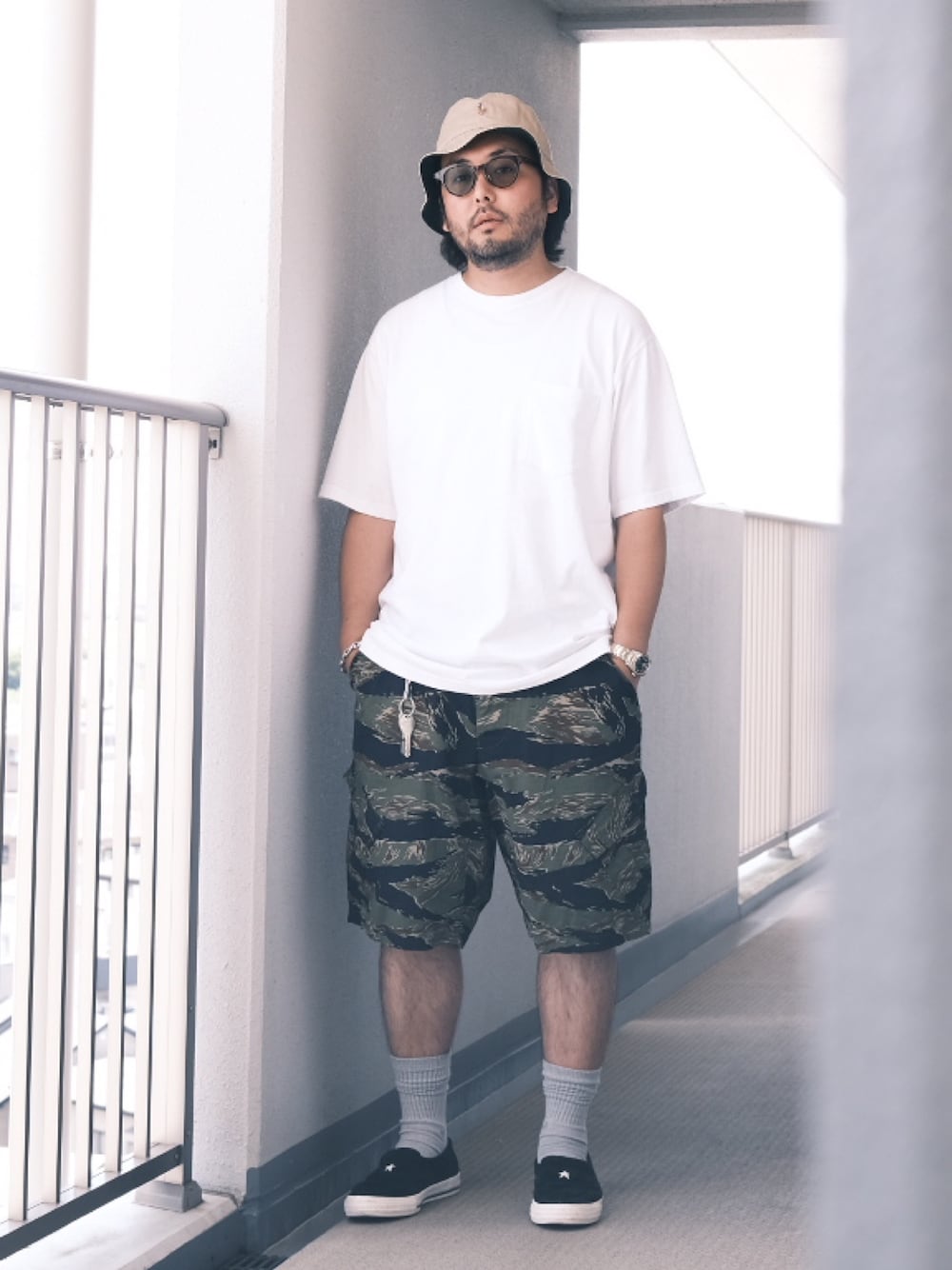 「子供が起きる前に早起きして自撮りおじさん、みんなの白Tフェス、バケットハット、ショーツ、カモフラ、スニーカー、BEAMS、メガネ男子、大人カジュアル、オトナカジュアル」｜「POLO RALPH LAURENのアイテム（ハット、ベージュ系）」を使った、TAKASHI ITOさん（メンズ・169cm）の夏コーディネートの1枚目の写真