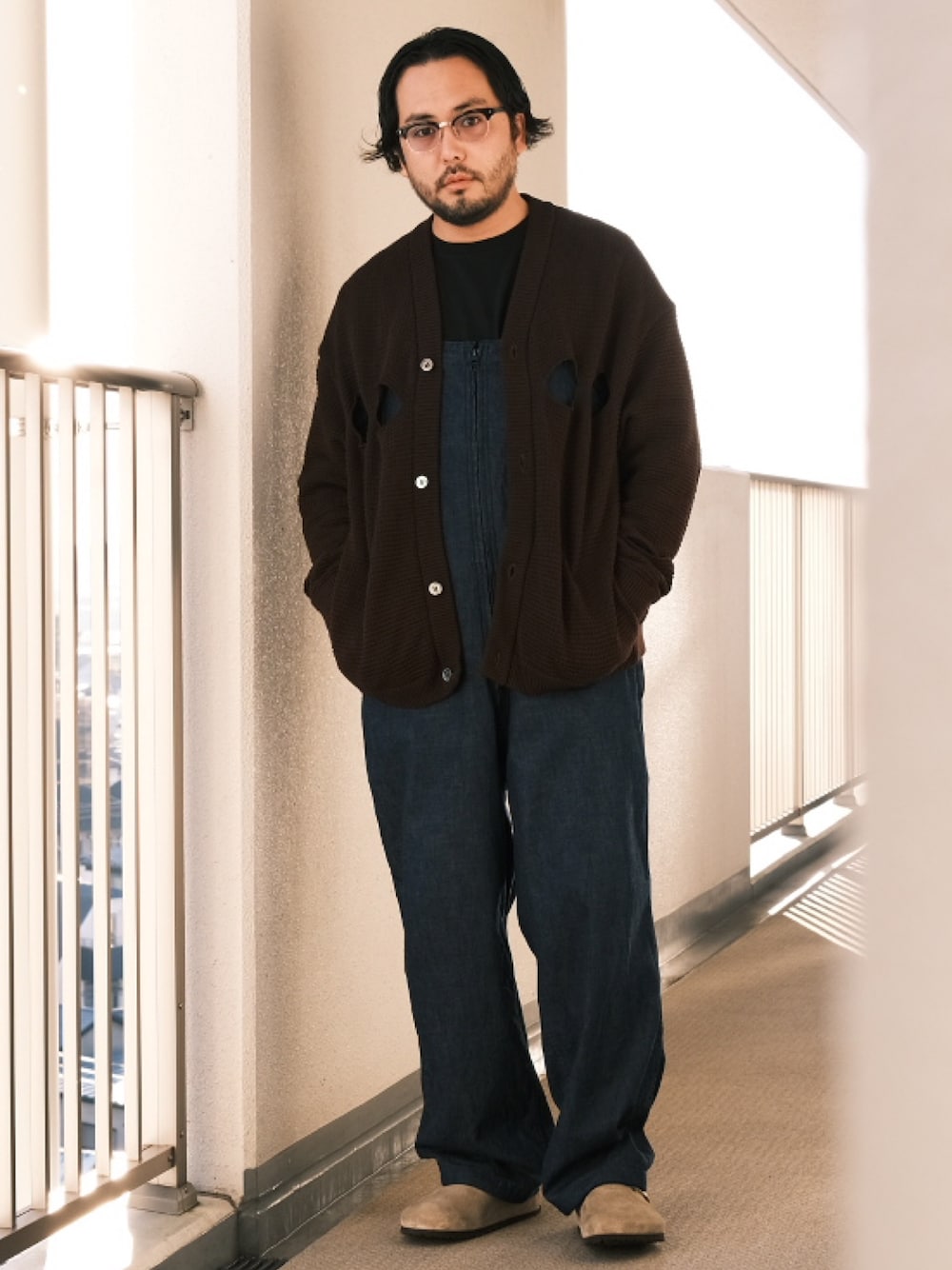 「子供が起きる前に早起きして自撮りおじさん、秋コーデ、オーバーオール、レザーサンダル、アメカジ、大人カジュアル、オトナカジュアル、カーディガン、デニム、メガネ男子、BEAMS」｜「TENBOXのアイテム（カーディガン/ボレロ、ブラウン系）」を使った、TAKASHI ITOさん（メンズ・169cm）の秋コーディネートの1枚目の写真