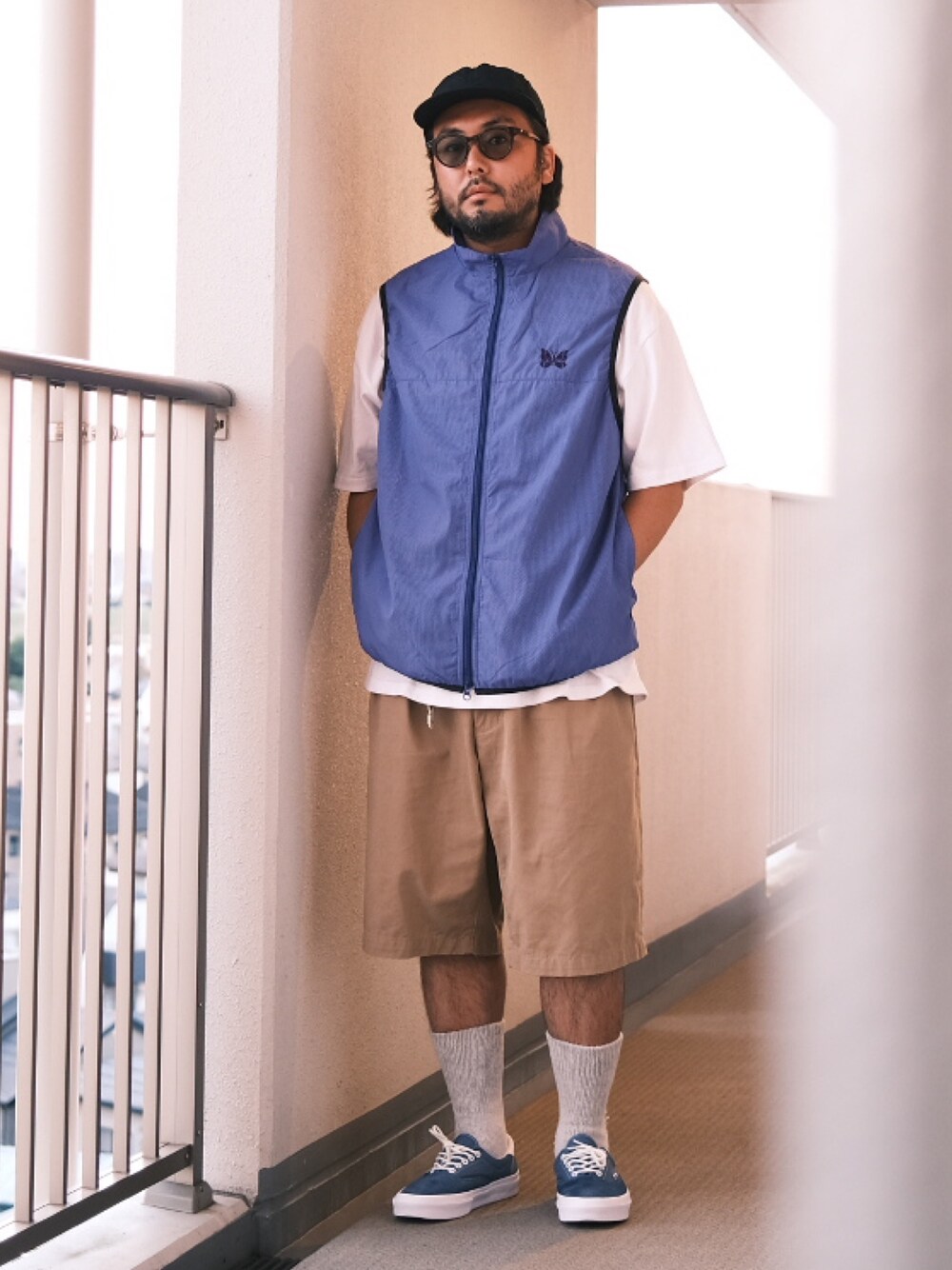 「子供が起きる前に早起きして自撮りおじさん、キャップ、アウトドアスタイル、ショートパンツ、ベスト、ストリート、スニーカー、白Tシャツ、BEAMS、メガネ男子、大人カジュアル、オトナカジュアル」｜「thegarbageのアイテム（キャップ、ブラック系）」を使った、TAKASHI ITOさん（メンズ・169cm）の夏コーディネートの1枚目の写真