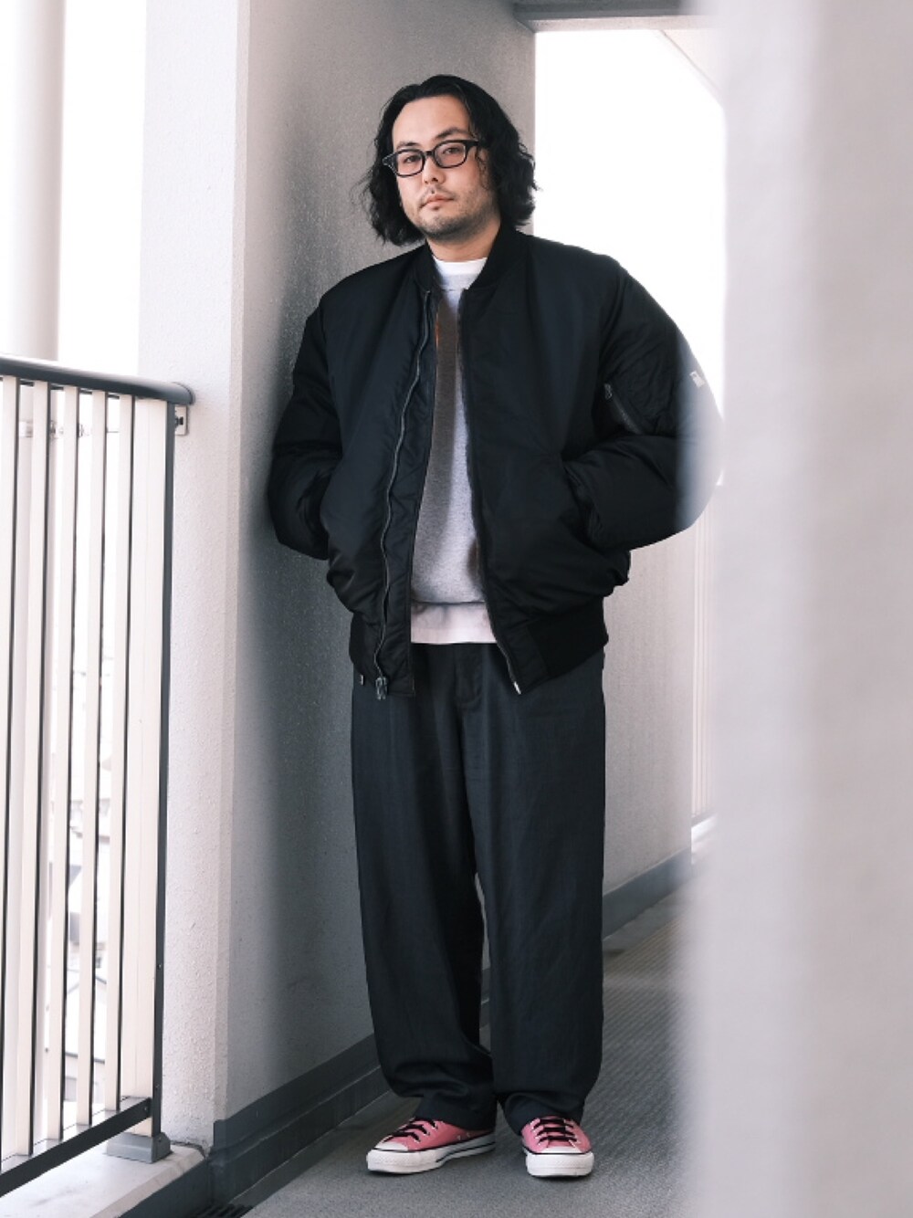 「子供が起きる前に早起きして自撮りおじさん、冬アウター、スラックス、スウェット、カーゴパンツ、スニーカー、ストリート、休日スタイル、MA-1、BEAMS、メガネ男子、大人カジュアル、オトナカジュアル」｜「白山眼鏡のアイテム（メガネ、ブラック系）」を使った、TAKASHI ITOさん（メンズ・169cm）の冬コーディネートの1枚目の写真