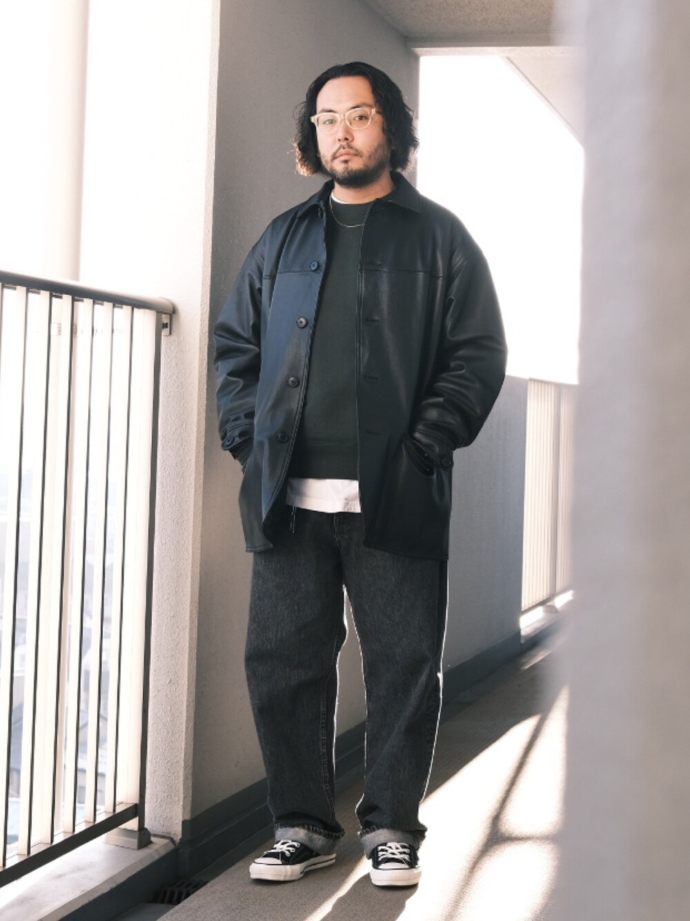 「子供が起きる前に早起きして自撮りおじさん、レザー、デニム、冬コーデ、ストリート、スニーカー、BEAMS、メガネ男子、大人カジュアル、オトナカジュアル」｜「CONVERSEのアイテム（スニーカー、ブラック系）」を使った、TAKASHI ITOさん（メンズ・169cm）の秋コーディネートの1枚目の写真
