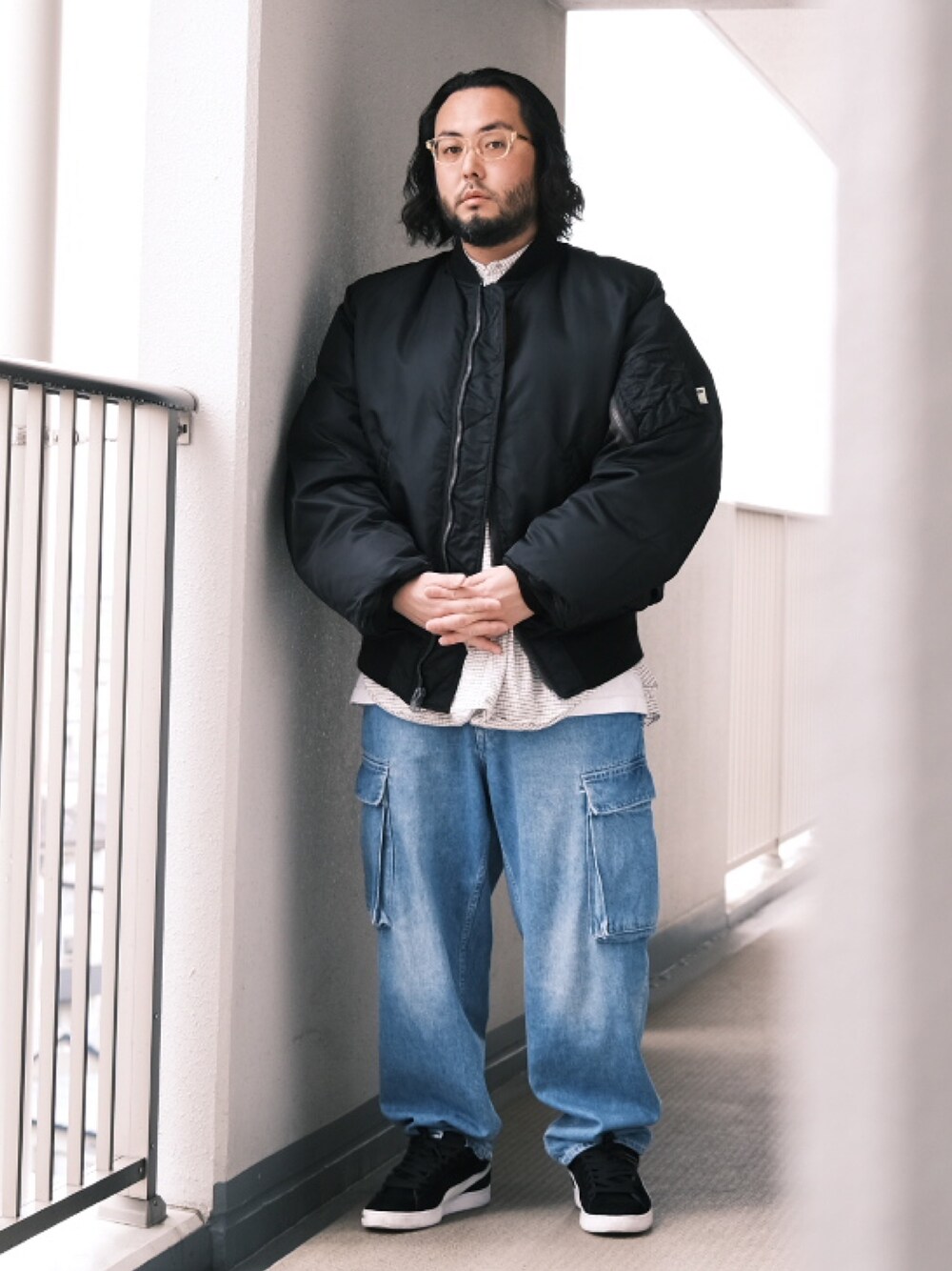 「子供が起きる前に早起きして自撮りおじさん、ストリート、デニム、シャツスタイル、MA-1、ダウンジャケット、カーゴパンツ、スニーカー、BEAMS、メガネ男子、オトナカジュアル、大人カジュアル」｜「白山眼鏡のアイテム（メガネ、ベージュ系）」を使った、TAKASHI ITOさん（メンズ・169cm）の春コーディネートの1枚目の写真