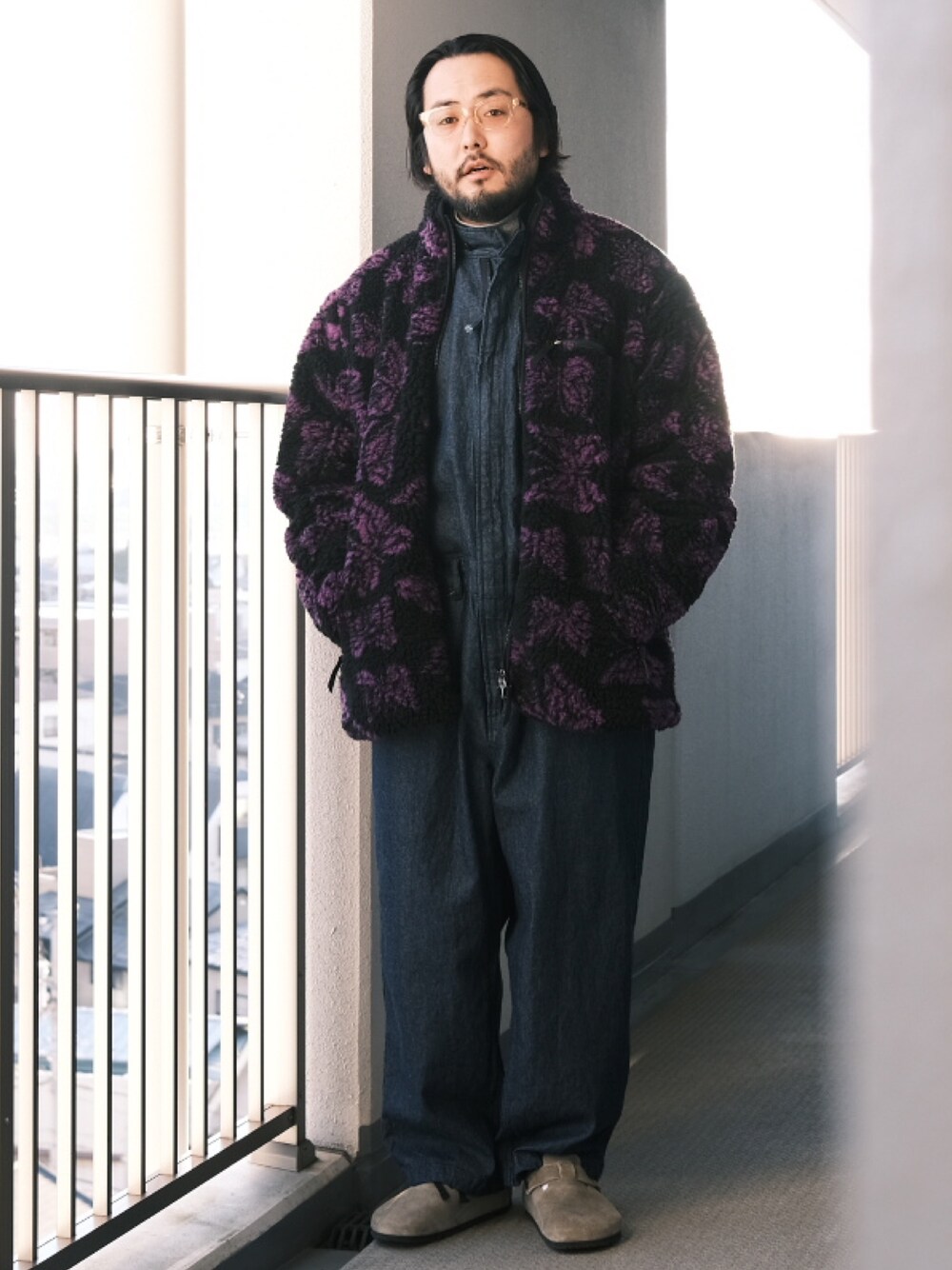 「子供が起きる前に早起きして自撮りおじさん、つなぎ、デニム、ボアジャケット、レザーサンダル、大人カジュアル、オトナカジュアル、メガネ男子、BEAMS」｜「白山眼鏡のアイテム（メガネ、ベージュ系）」を使った、TAKASHI ITOさん（メンズ・169cm）の冬コーディネートの1枚目の写真