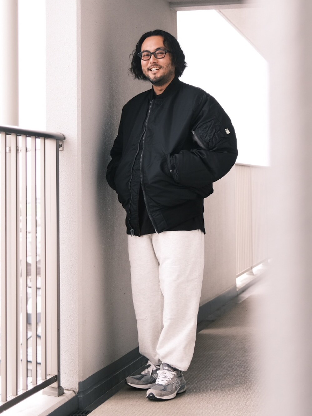 「子供が起きる前に早起きして自撮りおじさん、ファッションを楽しもう、MA-1、ビッグシルエット、スウェット、スニーカー、BEAMS、メガネ男子、大人カジュアル、オトナカジュアル」｜「白山眼鏡のアイテム（メガネ、ブラック系）」を使った、TAKASHI ITOさん（メンズ・169cm）の秋コーディネートの1枚目の写真