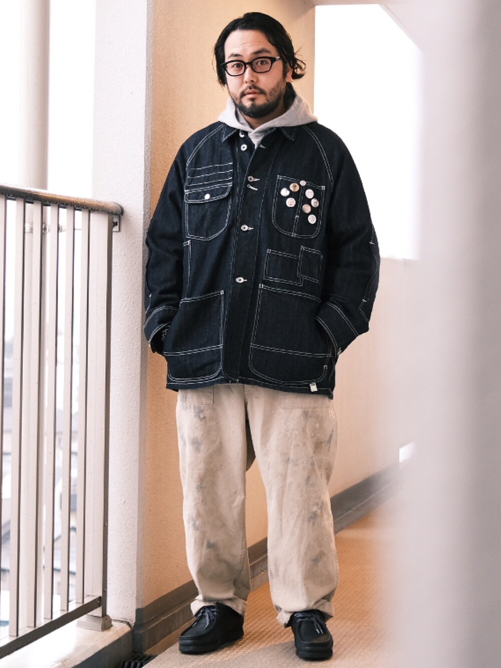 「子供が起きる前に早起きして自撮りおじさん、パーカー、カバーオール、秋冬コーデ、セットアップ、ブーツ、ストリート、スウェット、大人カジュアル、オトナカジュアル、メガネ男子、BEAMS」｜「SSZのアイテム（カバーオール、ブルー系）」を使った、TAKASHI ITOさん（メンズ・169cm）の秋コーディネートの1枚目の写真