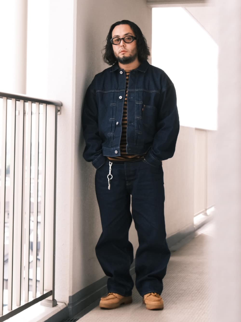 「子供が起きる前に早起きして自撮りおじさん、スウェット、デニム、ボーダー、ブーツ、ストリート、BEAMS、メガネ男子、大人カジュアル、オトナカジュアル」｜「白山眼鏡のアイテム（メガネ、ブラック系）」を使った、TAKASHI ITOさん（メンズ・169cm）の春コーディネートの1枚目の写真