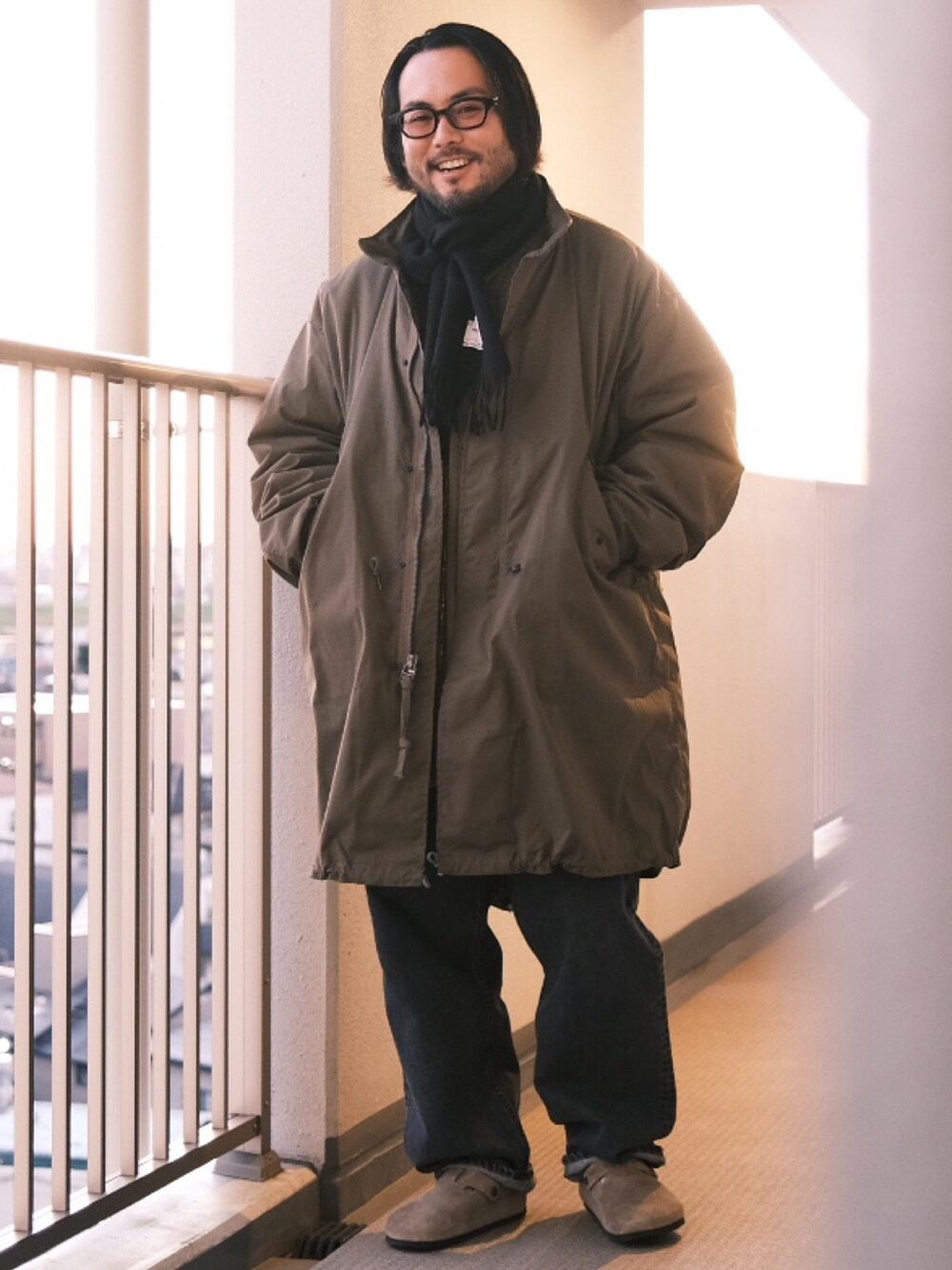 「子供が起きる前に早起きして自撮りおじさん、マフラーぐるぐる、ミリタリー、レイヤードスタイル、モッズコート、冬コーデ、ワイドパンツ、ブラックデニム、オトナカジュアル、大人カジュアル、BEAMS、メガネ男子、オーバーサイズ、ビッグシルエット」｜「白山眼鏡のアイテム（メガネ、ブラック系）」を使った、TAKASHI ITOさん（メンズ・169cm）の冬コーディネートの1枚目の写真