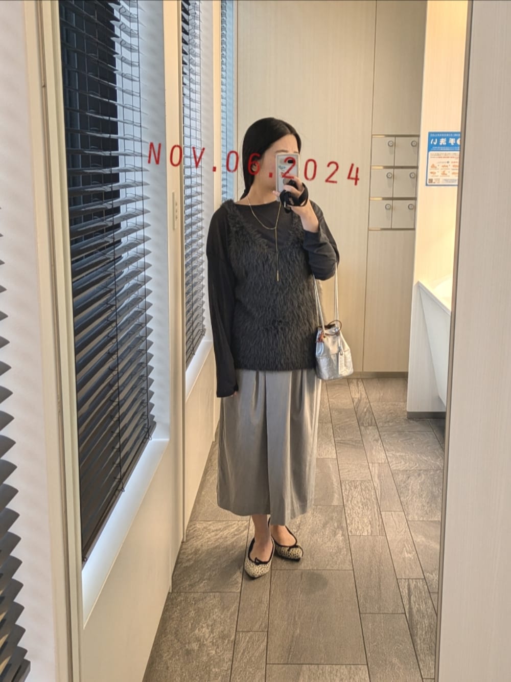 「WORK TRIP OUTFITS GREEN LABEL RELAXINGの【WORK TRIP OUTFITS】BC フロントタック バックゴム タイト スカート（スカート、グレー系）」を使った、mokoさん（レディース・157cm）の秋コーディネートの1枚目の写真