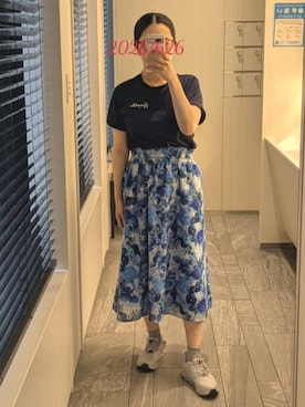 「Three Four Time（ｽﾘｰﾌｫｰﾀｲﾑ）のシャーリングウエストフレアーSK（スカート、ブルー系）」を使った、mokoさん（レディース・157cm）の夏コーディネート