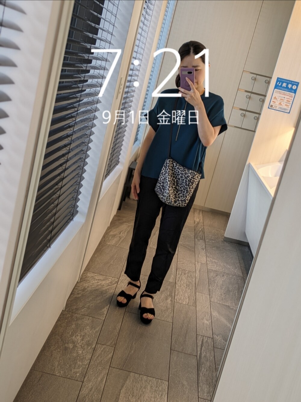 ブラック系のその他パンツ、ブラック系のサンダル、その他のショルダーバッグを着用したレディースの秋コーディネートの1枚目の写真