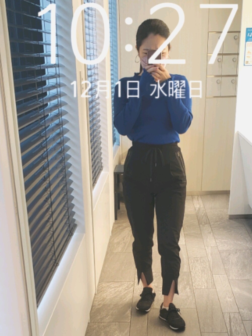 「スポーティ、スリットパンツ」｜「STYLE DELIのハリ感生地裾スリットジョガーパンツ（その他パンツ、ブラック系）」を使った、mokoさん（レディース・157cm）の冬コーディネートの1枚目の写真