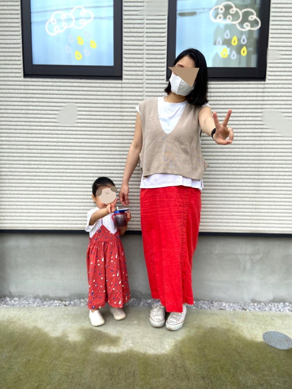 「白スニーカー、雨の日のおでかけ、おやこーで。、妊婦、初投稿、red、妊婦コーデ」｜「niko and...のストレートラップスカート（スカート、レッド系）」を使った、miniさん（レディース・163cm）の夏コーディネートの1枚目の写真