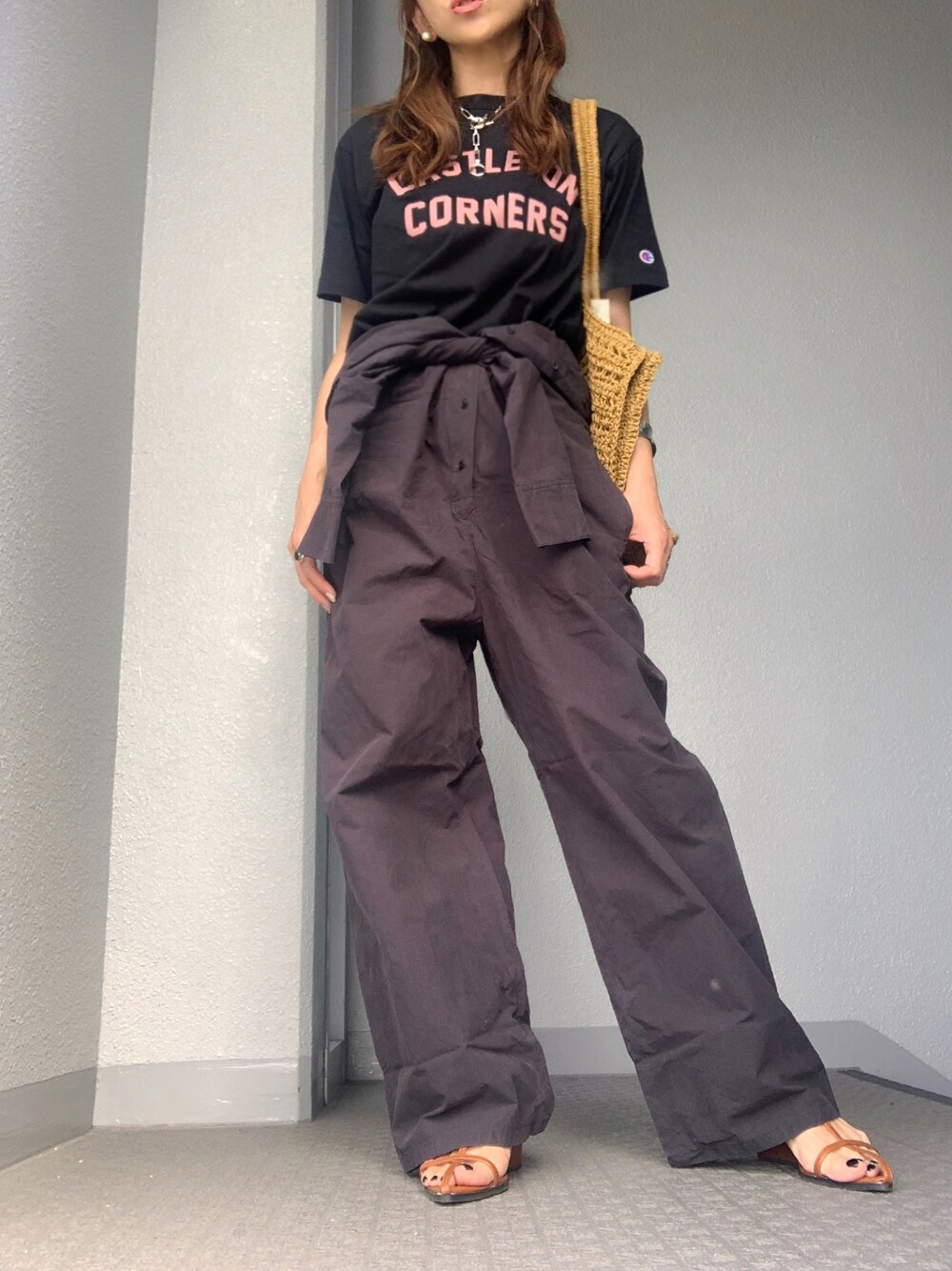 ブラック系のTシャツ/カットソーを着用したレディースの春コーディネートの1枚目の写真