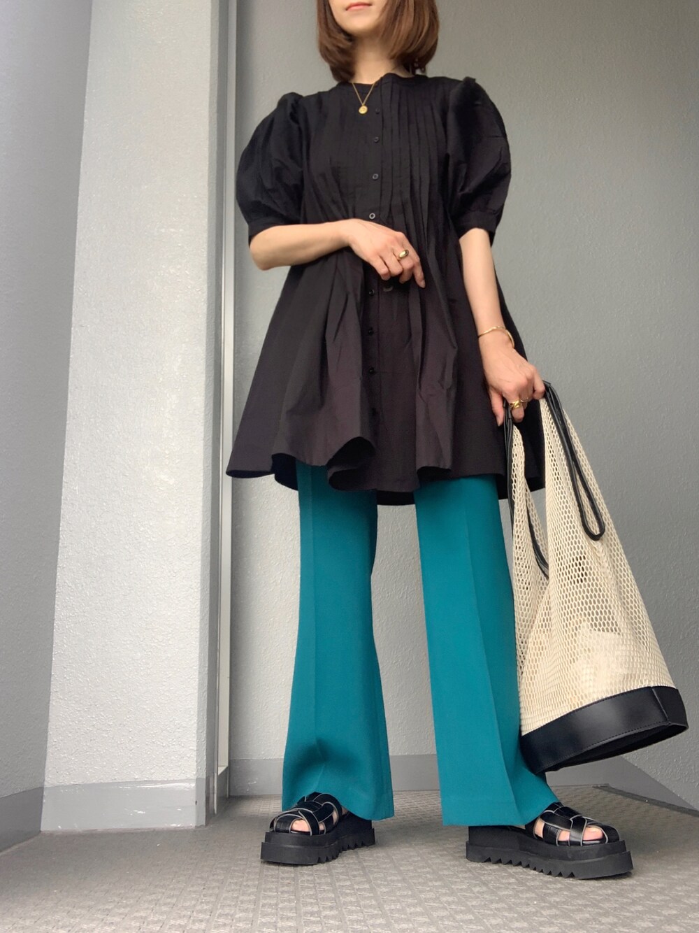 「rectangle_official、rectangle_code、レクタングル、大人カジュアル、パンツスタイル、シャツワンピ、ピンタック、カラーパンツ、夏コーデ、ラクチンコーデ、きれいめカジュアル、ママファッション」｜「rectangleのキャンブリックピンタックワンピース（シャツワンピース、ブラック系）」を使った、cheryさん（レディース・156cm）の夏コーディネートの1枚目の写真