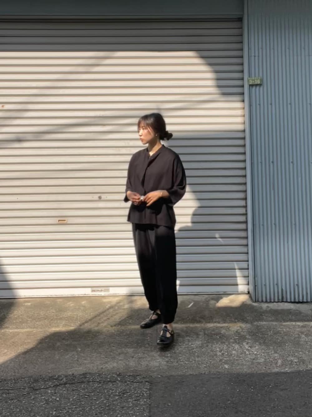 「ユニクロ、UNIQLO、黒シャツ、ブラック、ブラックコーデ、革靴、大人カジュアル、今日のコーデ、シンプルコーデ、プチプラ、低身長、モノトーン」｜「UNIQLOのアイテム（シャツ/ブラウス、ブラック系）」を使った、まいちんさん（レディース・150cm）の春コーディネートの1枚目の写真