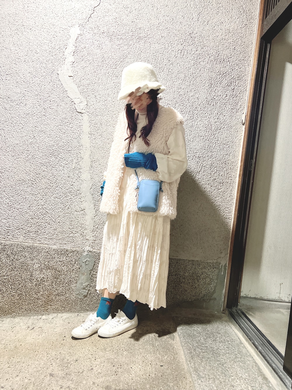 「ほめられ本命コーデ、オトナカジュアル、春服コーデ、オールホワイト、シアーワンピース、Kastane、スマホショルダー、blue、カジュアルコーデ、大人ガーリー、ホワイトコーデ、ベスト、淡色コーデ、ワントーンコーデ、ファー小物」｜「14+の短毛エコファーバケットハット（ハット、ホワイト系）」を使った、もぴこさん（レディース・160cm）の冬コーディネートの1枚目の写真