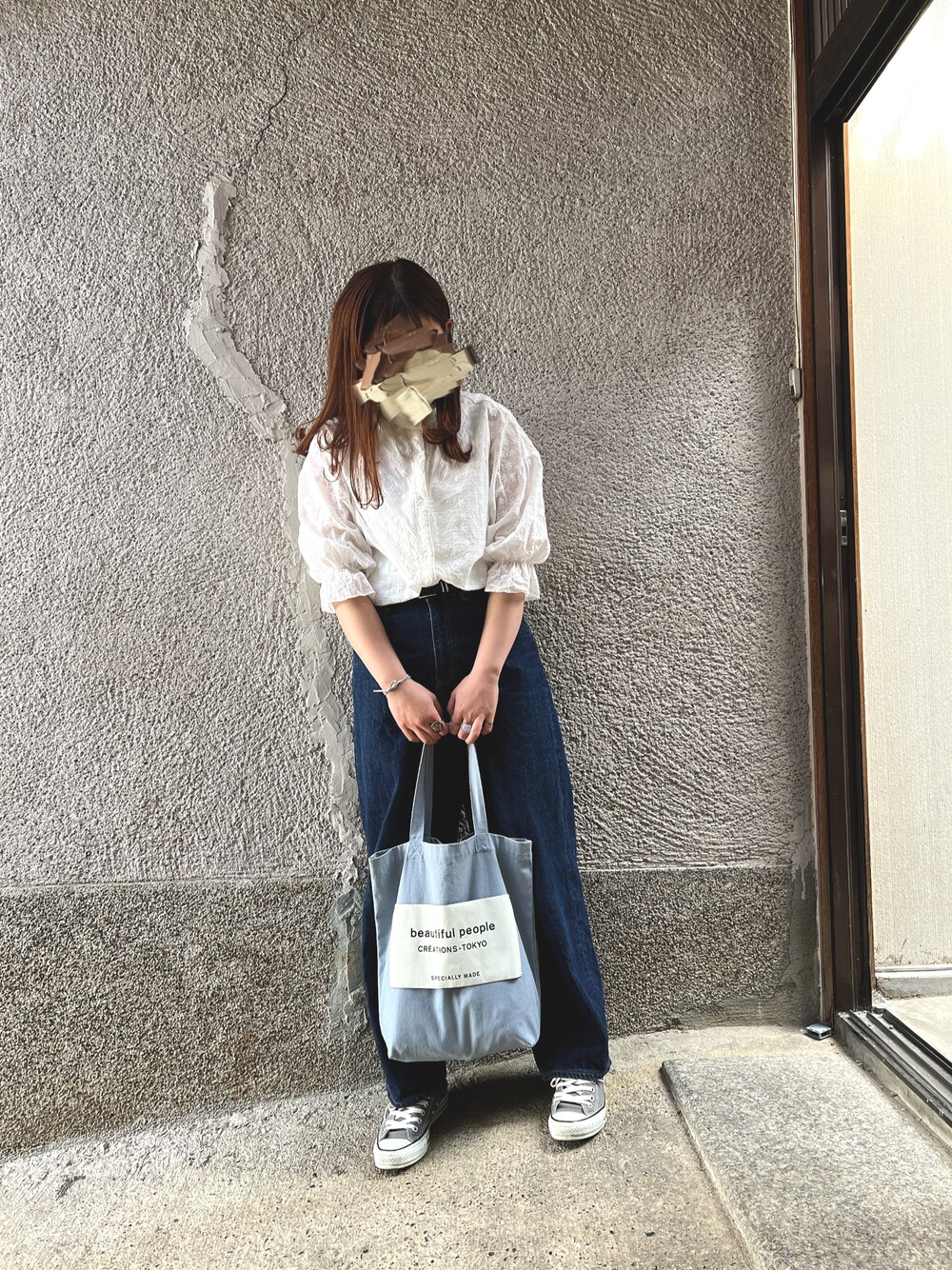 「オトナカジュアル、カジュアルコーデ、大人女子、春色、トートバッグ、ブラウス、デニム、デニムパンツ、おしゃれさんと繋がりたい、パンツスタイル、デニムコーデ、ナチュラル」｜「classicalelfの大人が着るのはこれ。2way花柄刺繍ブラウス。（シャツ/ブラウス、ホワイト系）」を使った、もぴこさん（レディース・160cm）の春コーディネートの1枚目の写真