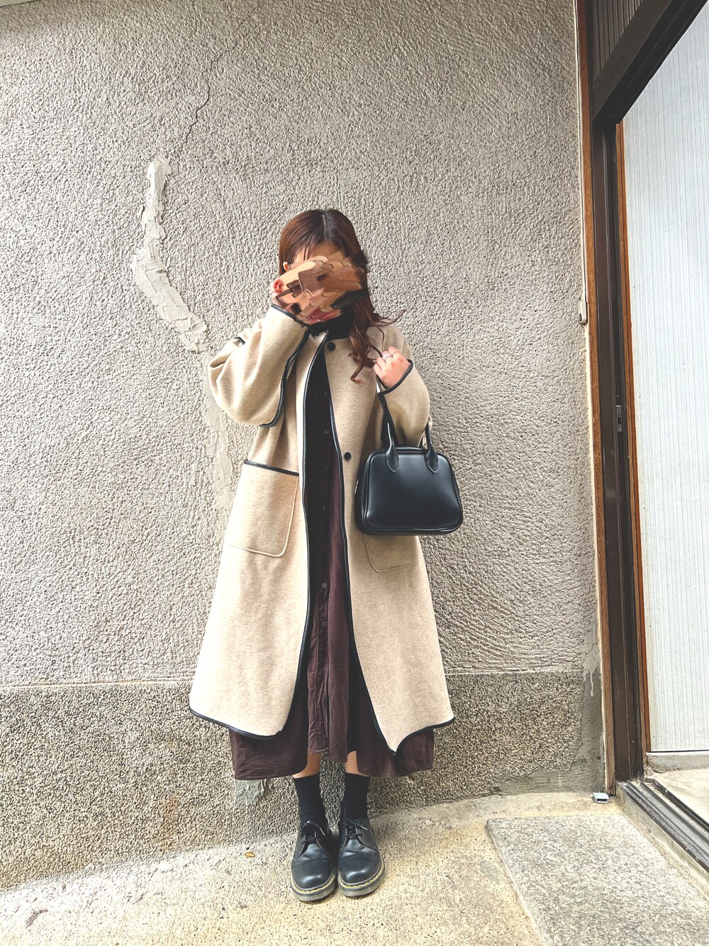 「大人カジュアル、シンプル、シャツワンピ、コーデュロイ、大人コーデ、オトナ女子、パイピングコート、ラウンドバッグ、スクエアバッグ、ドクターマーチン、ブラウン、ブラウンコーデ、淡色コーデ、マイベストコーデ2021、ロングコート」｜「210nouveのスクエアミニボストンバッグ（ボストンバッグ、ブラック系）」を使った、もぴこさん（レディース・160cm）の冬コーディネートの1枚目の写真
