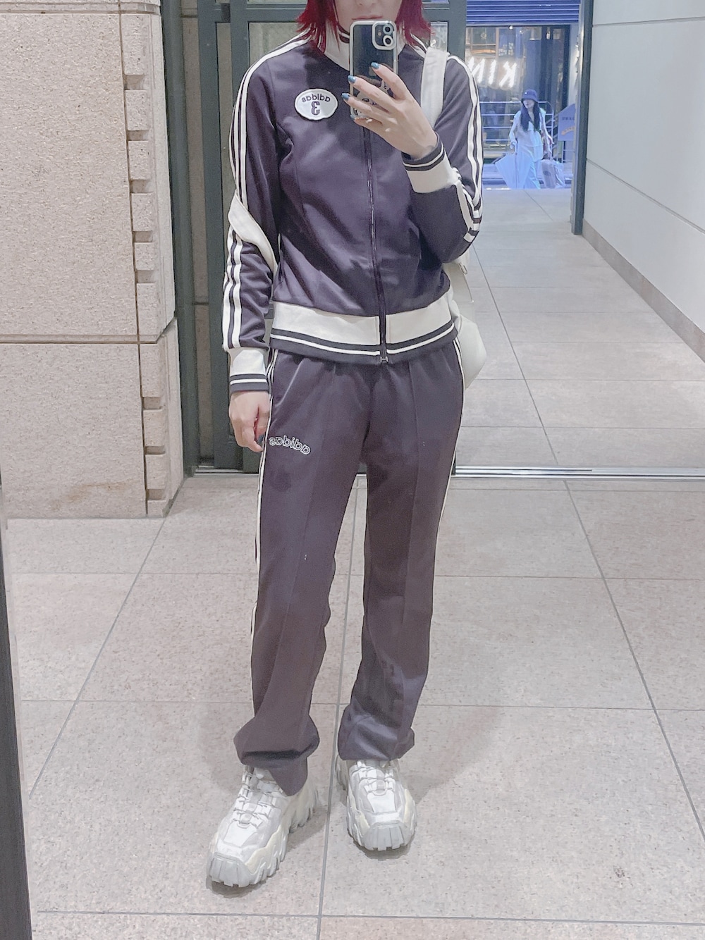 「エンジ、ブラウン、セットアップ、秋コーデ、古着、ヴィンテージ、ラフコーデ、ジャージ、adidas」｜「adidasのアイテム（セットアップ、ブラウン系）」を使った、ᐢ⩌⌯⩌ᐢさん（レディース・155cm）の夏コーディネートの1枚目の写真