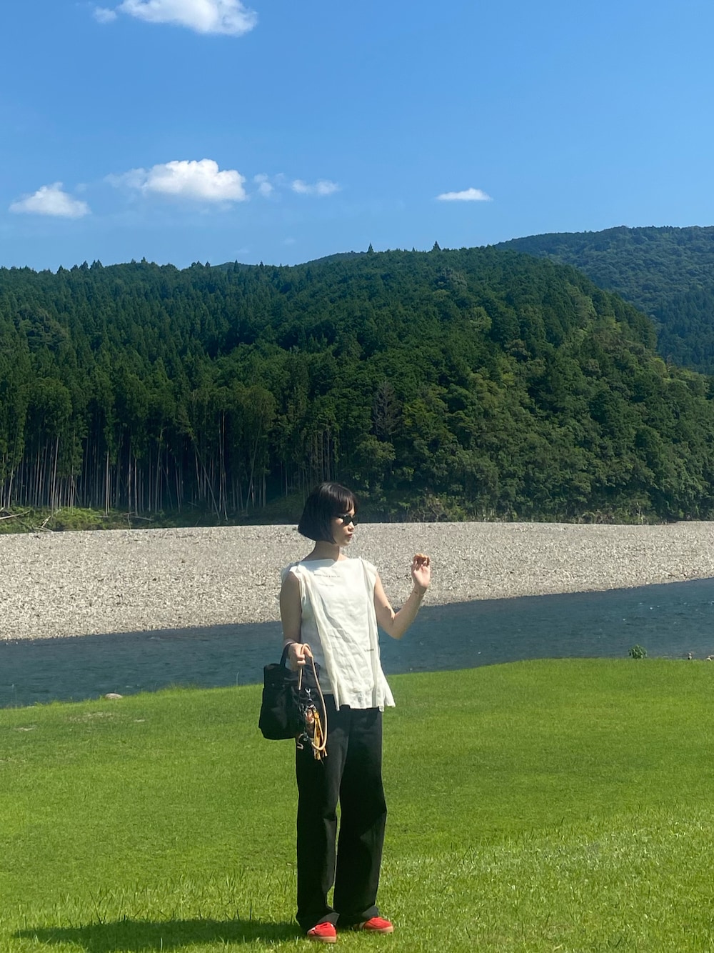 「夏ファッション、baserange、オトナカワイイ、休日スタイル、おでかけコーデ、今日のコーデ、パンツスタイル、スニーカーコーデ、gazelle、赤、ナチュラル、メンズライク、休日コーデ、アウトドアスタイル、おしゃれさんと繋がりたい」｜「BASERANGEの布３枚を気分で変えれます（キャミソール、ホワイト系）」を使った、優さん（レディース・160cm）の夏コーディネートの1枚目の写真