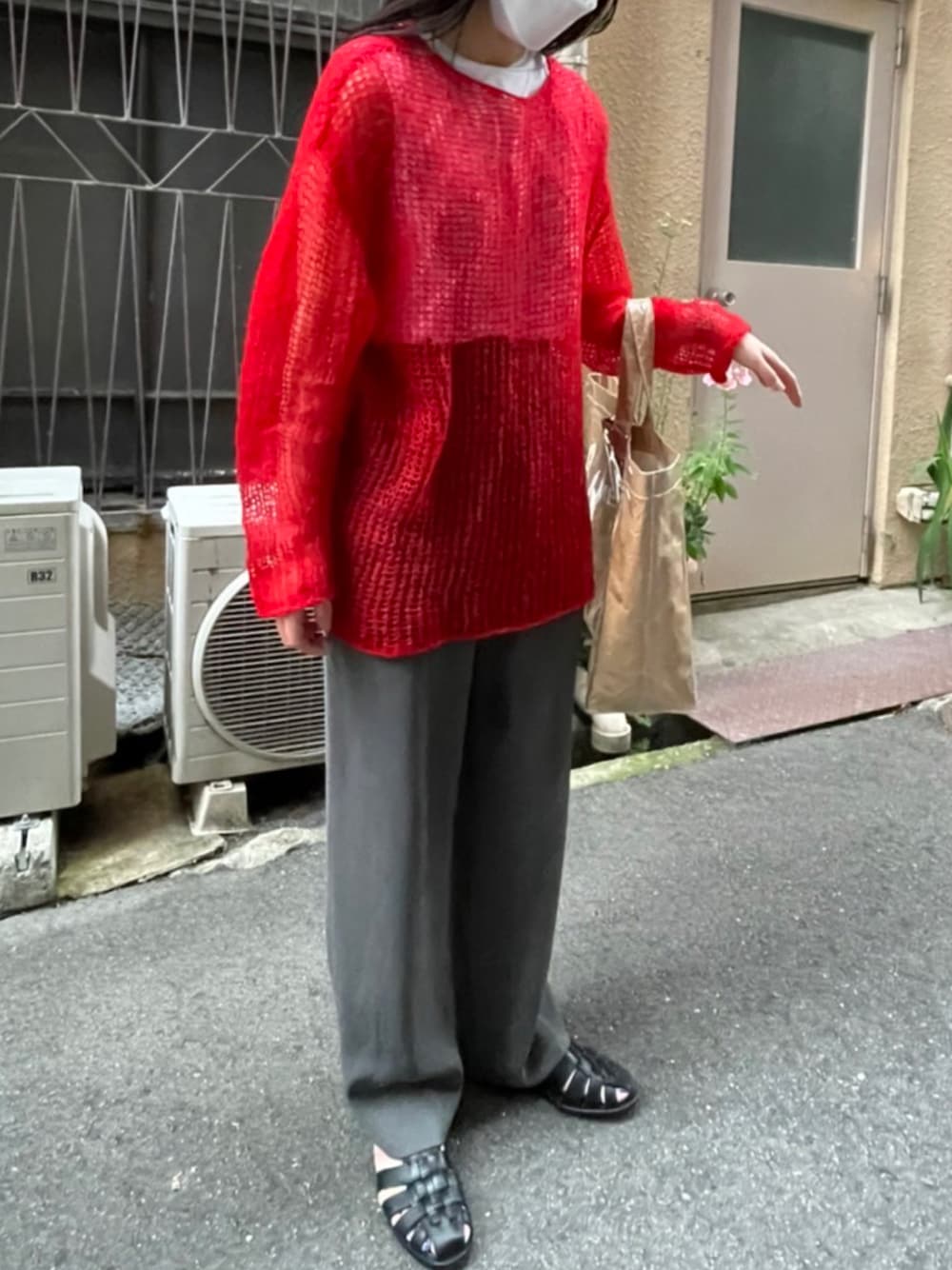 「休日コーデ、休日スタイル、オトナ女子、春夏コーデ、パンツスタイル、あみあみトップス、red、グルカサンダル、COMME des GARCONS、BEAMS、BEAUTY&YOUTH UNITED ARROWS、古着、カラー×コーデ、レイヤードスタイル、トートバッグ」｜「BEAMSのアイテム（ニット/セーター、レッド系）」を使った、優さん（レディース・160cm）の春コーディネートの1枚目の写真