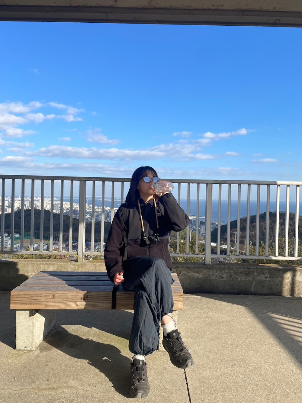 「シンプルコーデ、今日のコーデ、登山、シンプル、スポーツミックス、ブラック、パンツコーデ、24SS、オールブラック、スニーカーコーデ」｜「THE NORTH FACEのアイテム（ジャケット/アウター、ブラック系）」を使った、優さん（レディース・160cm）の冬コーディネートの1枚目の写真
