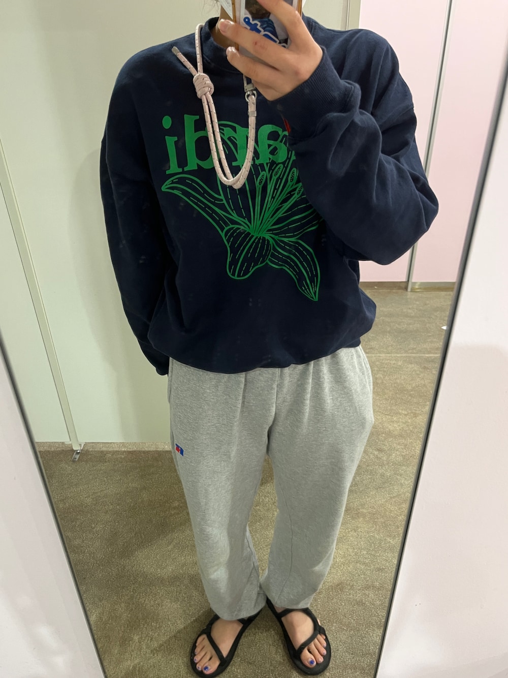 「秋服、カジュアルコーデ、楽チンコーデ、休日スタイル、お洒落さんとつながりたい、ネイビー、スウェット、キャンプ、シンプルスタイル、ファッションの力を信じよう」｜「Russell Athleticの＜RUSSELL ATHLETIC＞スウェット パンツ（スウェットパンツ、グレー系）」を使った、優さん（レディース・160cm）の秋コーディネートの1枚目の写真