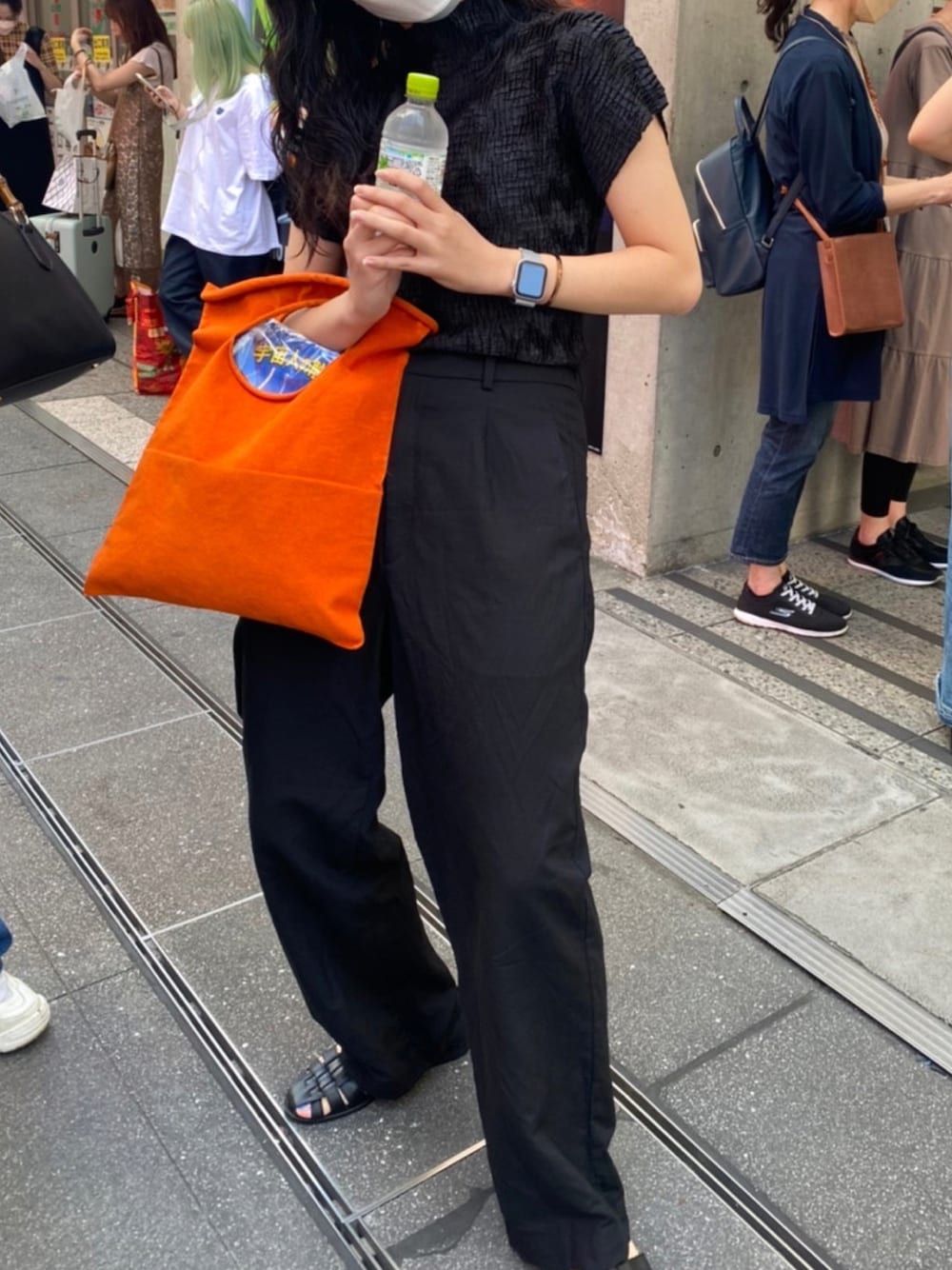 「シンプルスタイル、秋色、ootd、ブラック、タックイン、モード、カラーコーデ、ハンドバッグ、古着、古着好きな人と繋がりたい、古着MIX」｜「usedのアイテム（その他トップス、ブラック系）」を使った、優さん（レディース・160cm）の秋コーディネートの1枚目の写真