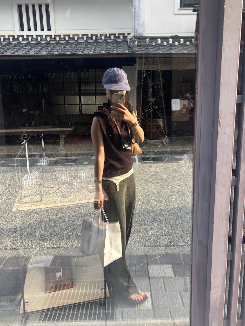 ブラウン系のTシャツ/カットソー、ホワイト系のタンクトップ、グリーン系のその他パンツを着用したレディースの夏コーディネートの1枚目の写真