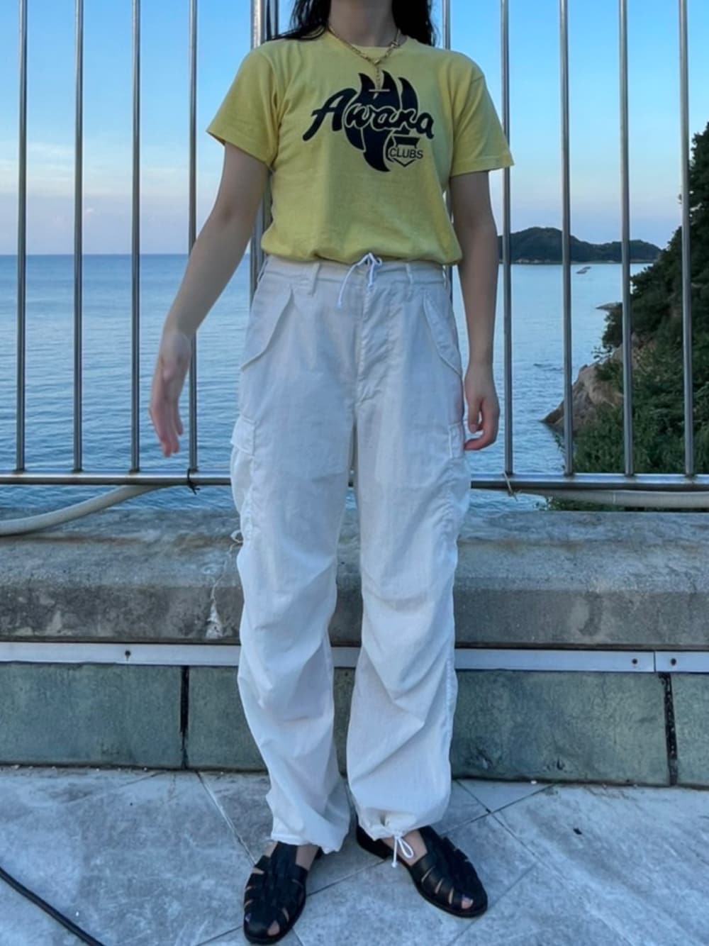 「カジュアルコーデ、白、ラクチンコーデ、Tシャツ、着回しコーデ、夏コーデ、パラシュートパンツ、古着、古着好きな人と繋がりたい」｜「BEAUTY&YOUTH UNITED ARROWSのアイテム（パンツ、ホワイト系）」を使った、優さん（レディース・160cm）の秋コーディネートの1枚目の写真